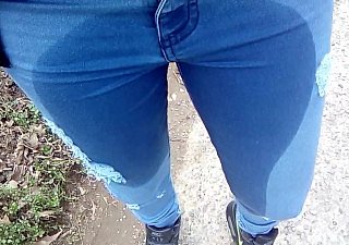 Pee trong chiếc quần jeans ngoài trời