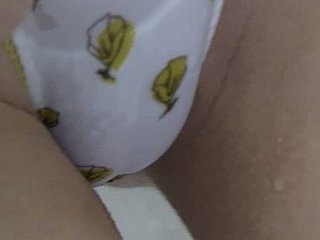 बाथरूम में खेलने पर छोटे स्तन के साथ सुंदर बेब दीदी