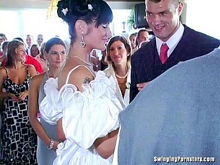 العروس بذيئة تتحول حفل زفاف بعد الحزب في عربدة