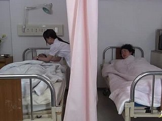 Hikaru Ayami die geile Krankenschwester saugt und reitet Hahn
