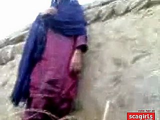 townsperson putain de fille pakistani cacher contre segment de mur
