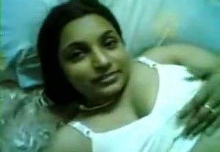 Fat Ấn Độ điếm với masturbates cơ thể khó chịu trên giường