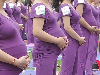 Phụ nữ mang thai Á làm yoga (không khiêu dâm)