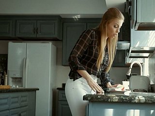 Juggy आकर्षकता ब्रिटनी एम्बर रसोई घर में मुश्किल गड़बड़ हो जाता है