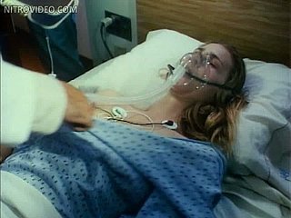 Louro lindo Bebê Kathleen Kinmont Deitado em go-go em uma cama de sanatorium