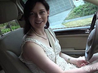 Hübscher Brunette masturbiert im Automobile während der Fahrt