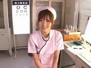 Flick POV de la enfermera japonesa Yuu Asakura complaciendo una polla rígida