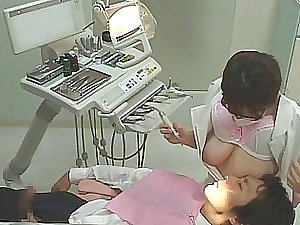 그들이 큰 주전자를 빨아 먹는 동안 grim 일본의 치과 의사가 그녀의 고객을 떼어냅니다.