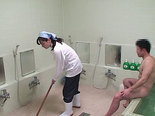 日本の清掃女性はかなり良い後背位のドキドキを受けます
