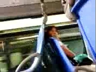 Дик мигает на захватывающую женщину в автобусе