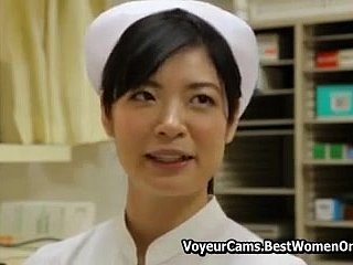 Japanse Aziatische verpleegster go for a burton zorgt voor zorg haar paci's voyeur