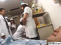 참가자가 젖 짜는 환자를 보는 간호사 그룹을 갖춘 일본 병원의 시범의 날
