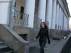 Russisches dummes Küken Nikki wird von geilen kniffligen Agenten gefickt