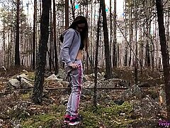 女学生在森林里有与体育教师的性感