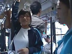 Japanisches Toddler in Gläsern wird in einem öffentlichen Motor coach gefickt