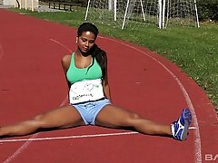 Brazylijski biegacz kończy jej rozciągnięcia i masturbuje się hack orgazmu