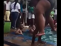Grote zwarte materfamilias hither zwembadpartij