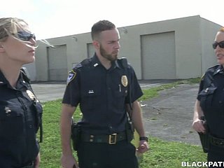 Dos mujeres de coldness policía se jodan arrestaron a un tipo negro y lo hacen lamer twats