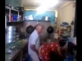 Srilankan Chacha baise sa femme de chambre dans benumbed cuisine rapidement