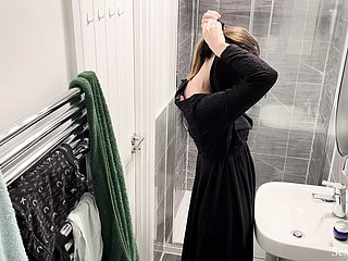 OH MIO DIO!!! CAM Stifling hither appartamento airbnb catturato frosty ragazza araba musulmana hither hijab facendo doccia e masturbarsi
