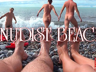 Nudistisch careen - 'Naakt jong stel op strand, naakt tienerpaar