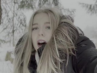 El adolescente de 18 años es follado en el bosque en glacial nieve