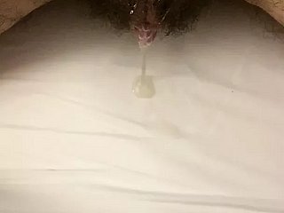 Pernahkah Anda melihat sebanyak ini cum bocor dari vagina ketat? Pussy anak laki -laki dihancurkan oleh BBC!