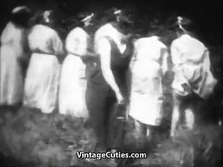 Napalone Mademoiselles zostają klapsy w Country (Vintage z lat 30. XX wieku)