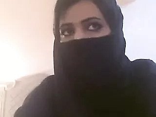 阿拉伯妇女在头巾上展示她的乳头