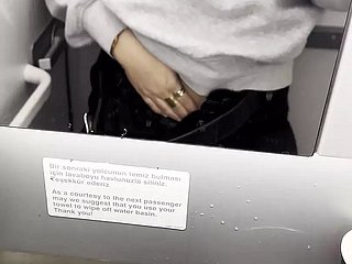 Quente eu me masturbo nos banheiros do avião - Jasmine SweetArabic
