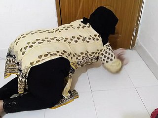 خادمة التاميل مالك سخيف أثناء تنظيف البيت الهندي الجنس