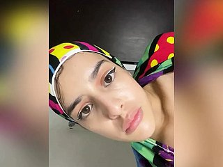 Arabisch moslimmeisje met hijab neukt haar anus met component lange pik