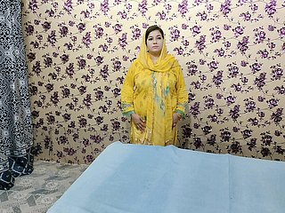 ککڑی کے ساتھ سب سے خوبصورت پاکستانی مسلمان لڑکی crossroads