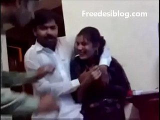 Pakistanais desi fille et garçon apprécient dans numbed salle de l'auberge