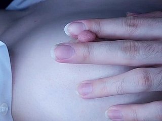 Jogo dos mamilos, mordida e drag inflate mamilos // mamas asiáticas naturais // massagem japonesa de mama
