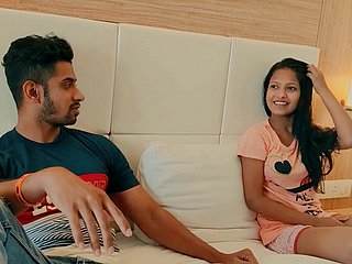 Second-rate Indiaas paar trekt langzaam hun kleren uit om seks te hebben