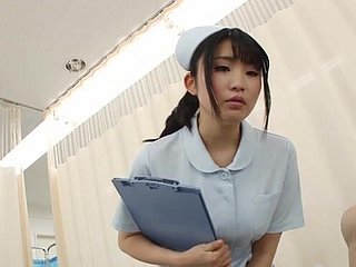 Breathe one's last japanische Krankenschwester entfernt ihr Höschen und fährt einen Glückspatient