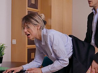 Elena Vedem geniet tijdens seks concerning doggy stijl op kantoor