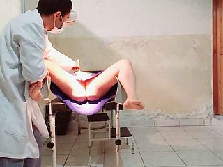 Doktor wykonuje badanie ginekologiczne na kobiecej pacjenta, że ​​wkłada palcem w jej pochwę i jackass podekscytowany