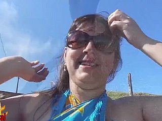 Esposa brasileña gordita desnuda en ague playa pública