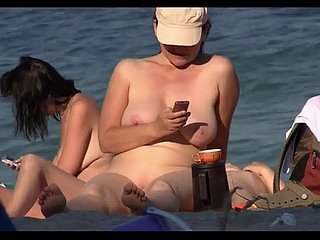 Babes nudistes éhontés bronzant sur ague plage sur une caméra espion