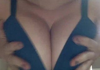 हॉट गोरा बड़े स्तन के साथ खेलता है