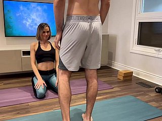 La esposa es follada y creampie en pantalones de yoga mientras trabaja en un amigo de los maridos