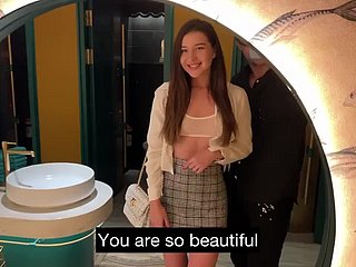 Красивая тонкая порно актриса случайно трахается в WC ресторана