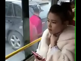 Chinesisches Mädchen geküsst. Im Bus .