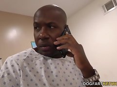 Pielęgniarka Tone Rodgers trwa wielki czarny kogut