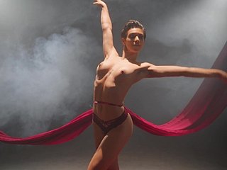 Szczupła baletnica pokazuje przed kamerą autentyczny, erotyczny taniec without equal
