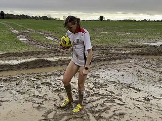 泥だらけのフットボールの練習でショートパンツとニッカーを脱ぎ捨てた (WAM)