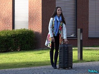 Cute chick Arwen Palmy makes a foreigner cum by astonishing outside coition