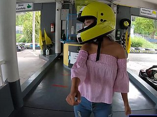 Süße thailändische Amateur-Teenager-Freundin fährt Kart und nimmt es anschließend auf Videotape auf